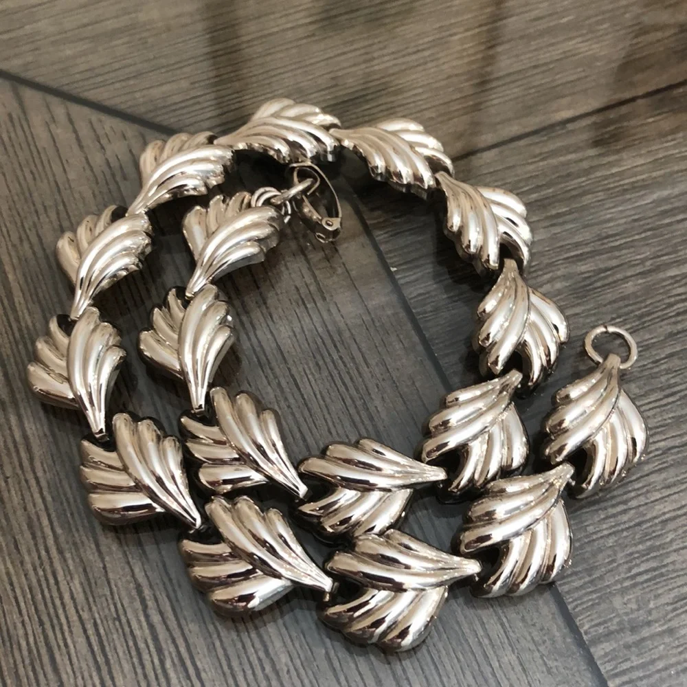 Vintage Silvertone Statement Necklace Leave or Shell Shapes - Picture 6 of 14